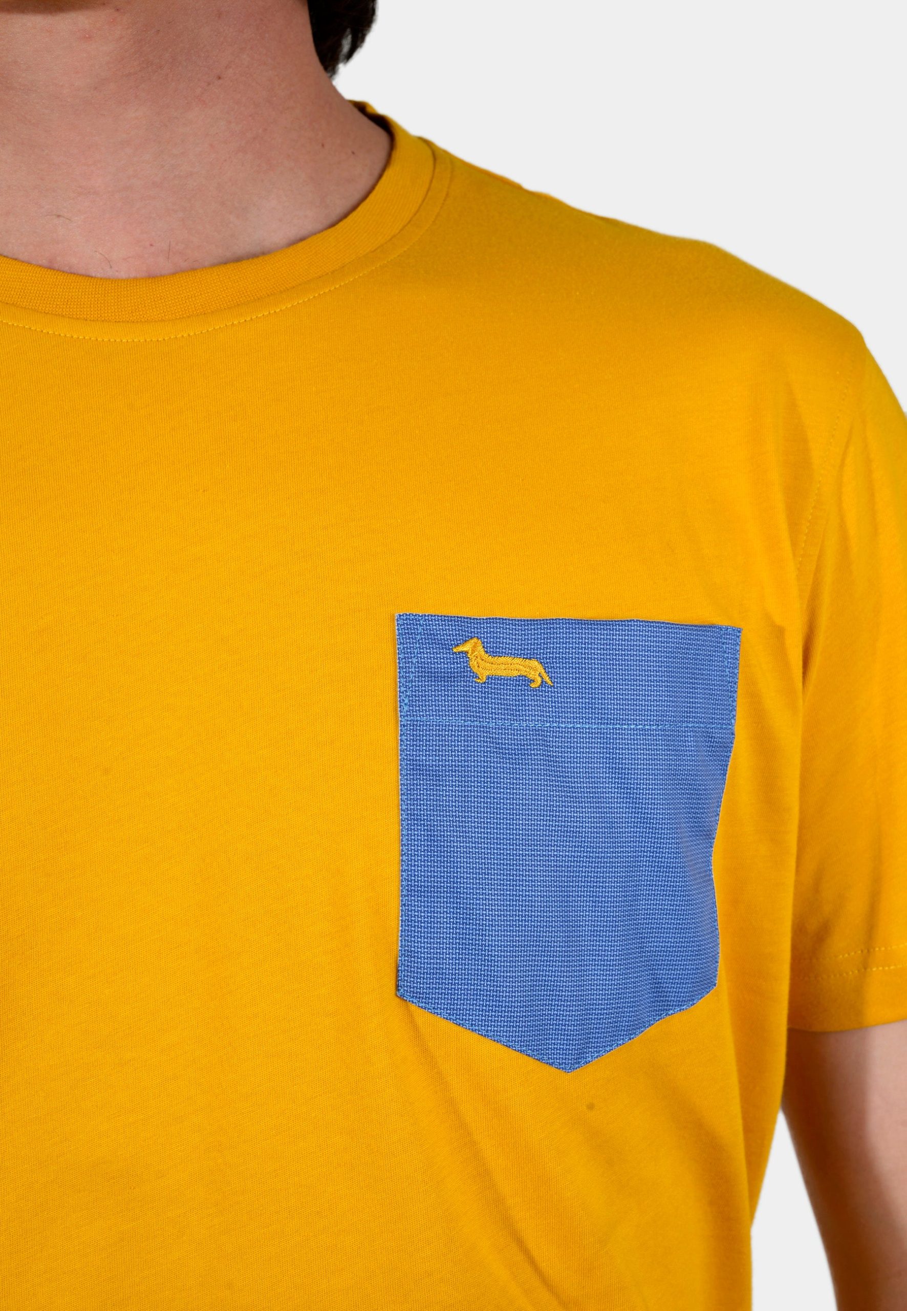 Camiseta Amarilla con Bolsillo Azul H&B - Imagen 3