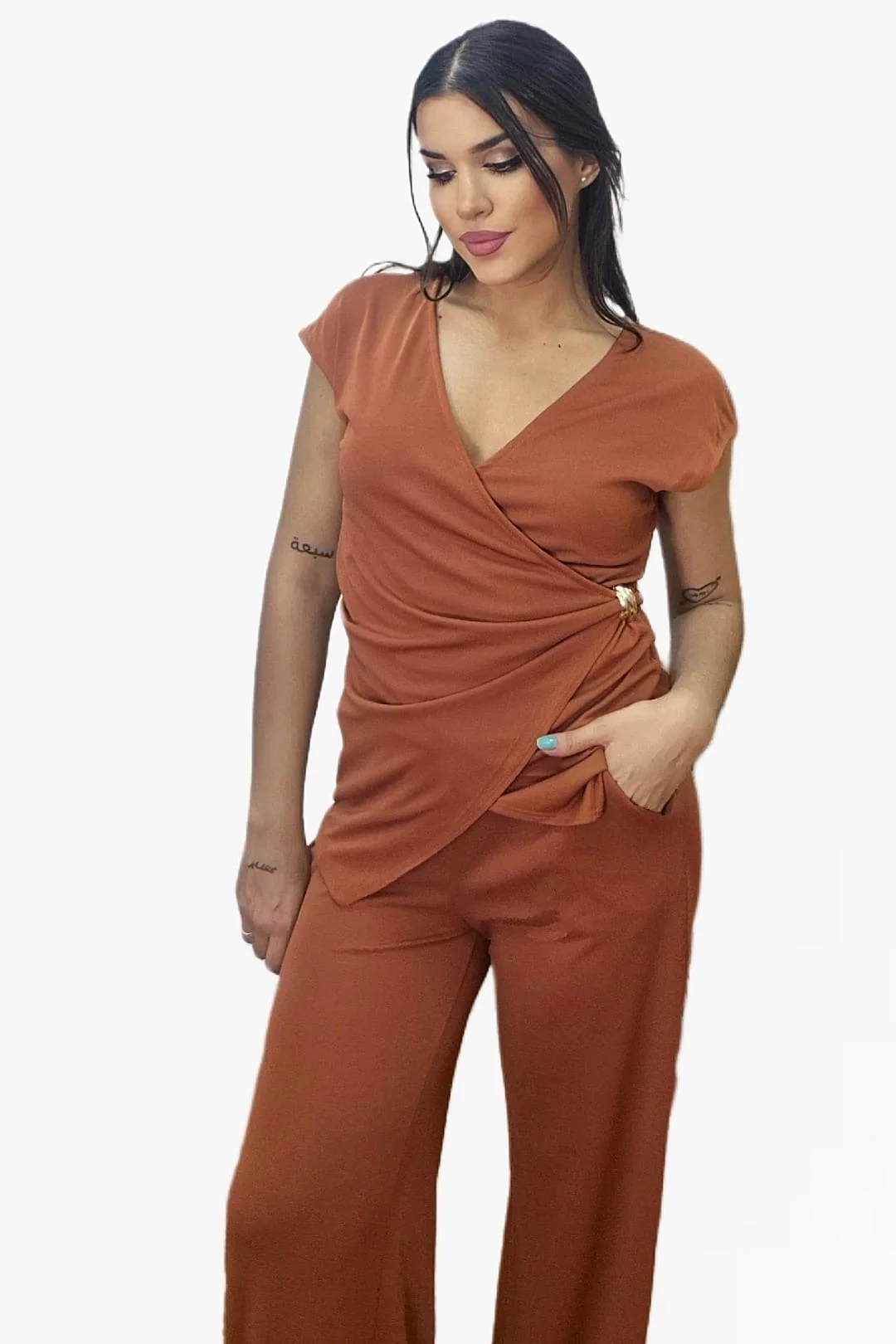 Camiseta Cruzada Broche Marrón - Imagen 5