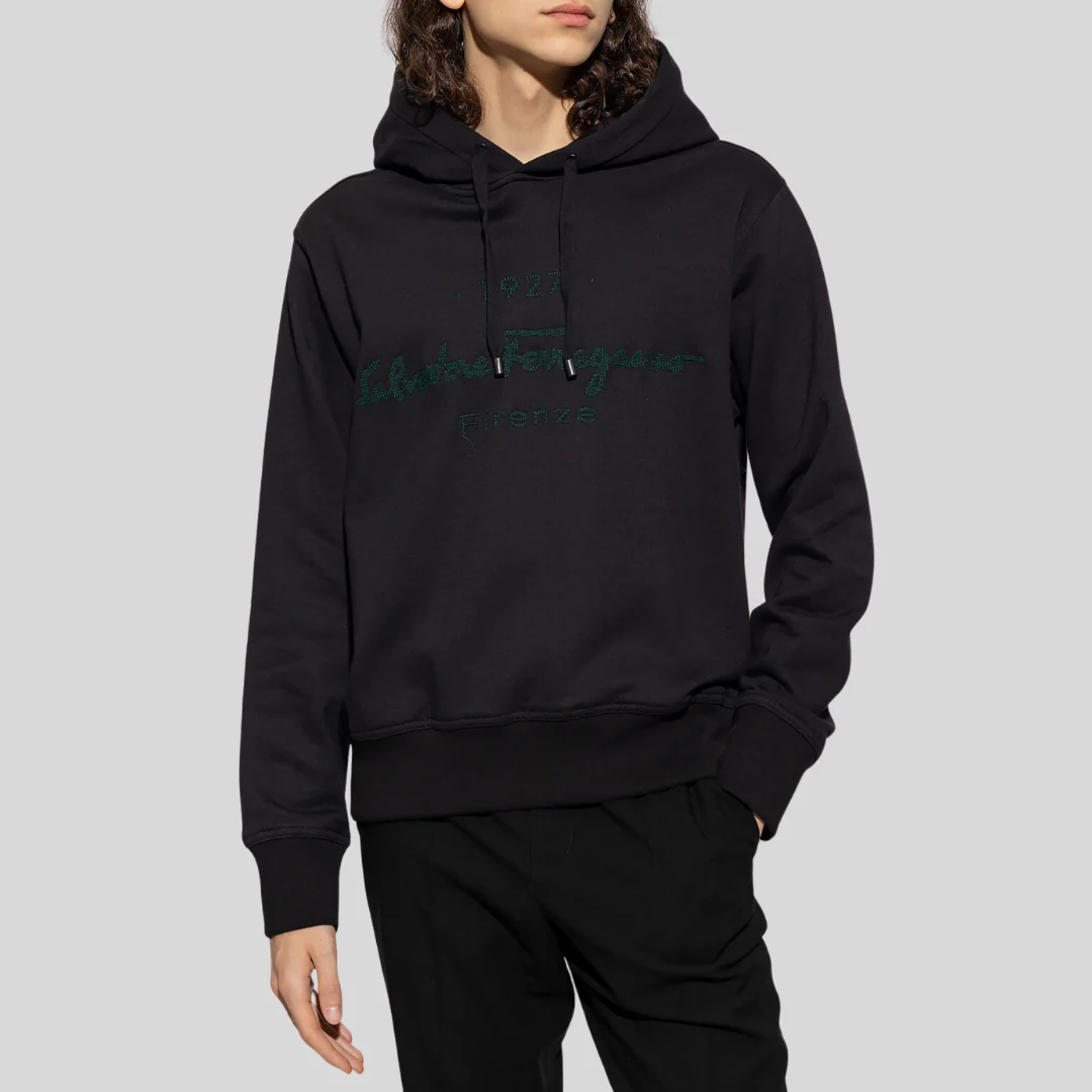 Hoodie Color Negro con Logo Emblemático S.F