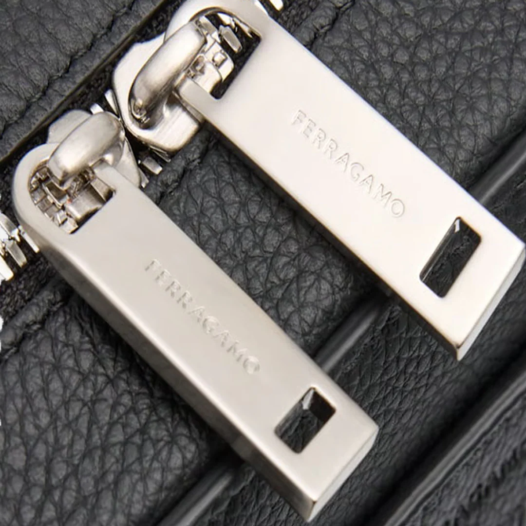 Bolso Messenger Negro en Cuero Premium Gancini - Imagen 3