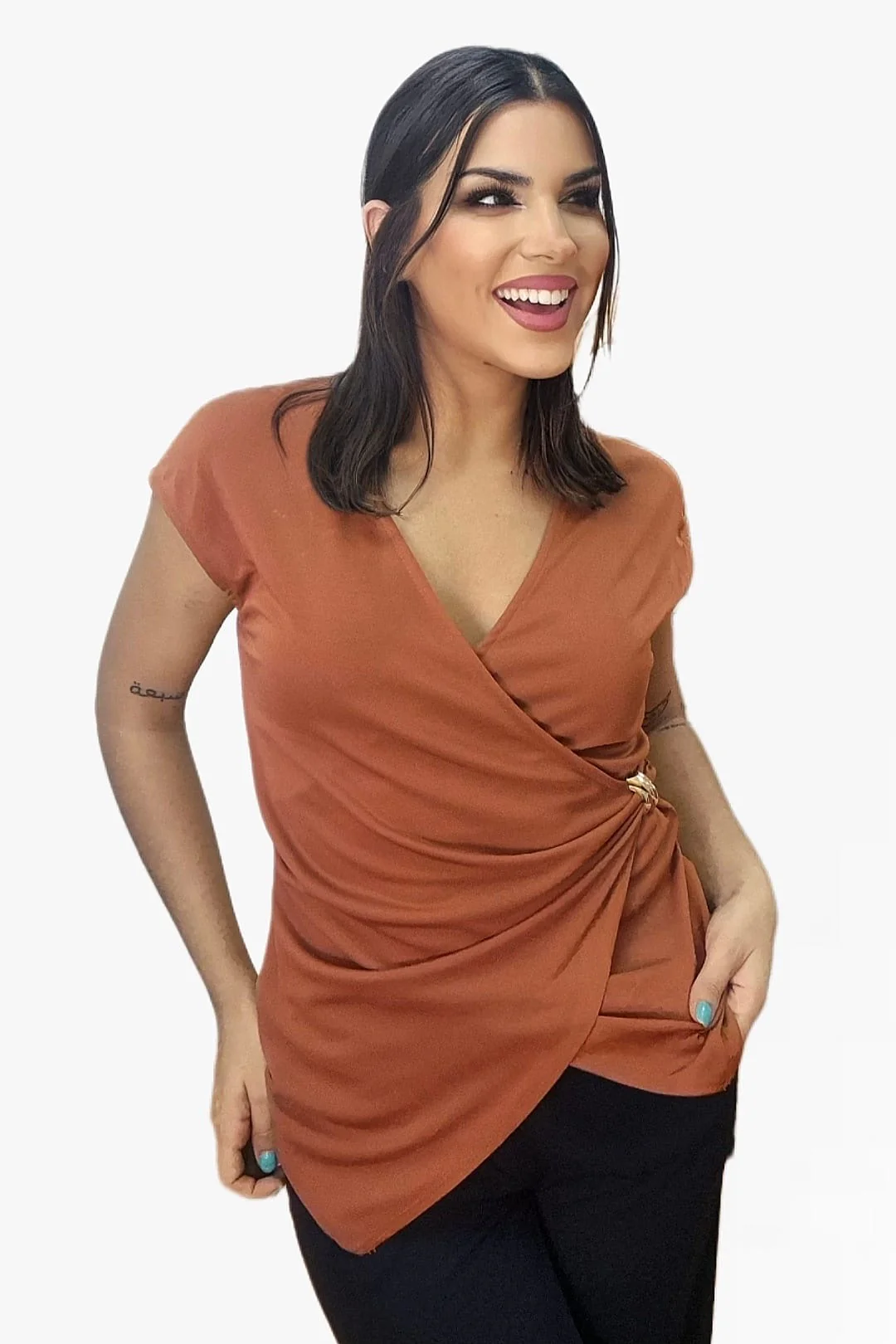 Camiseta Cruzada Broche Marrón - Imagen 7