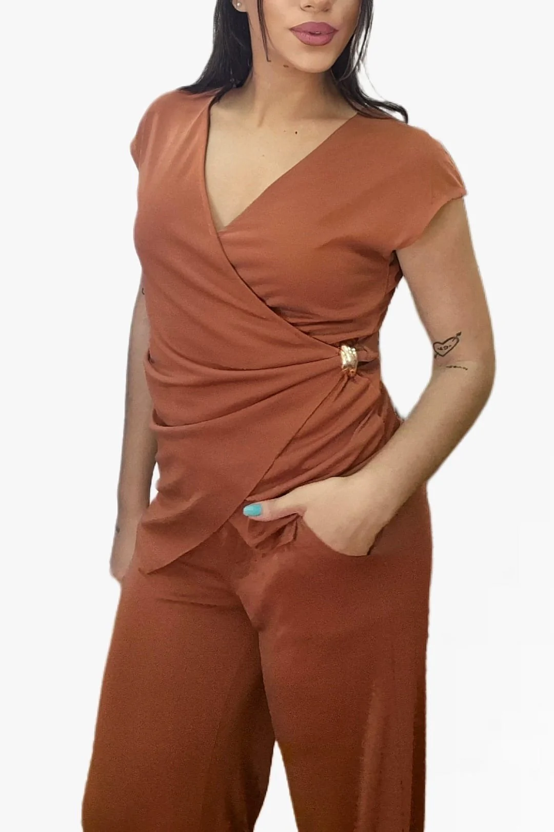 Camiseta Cruzada Broche Marrón - Imagen 3